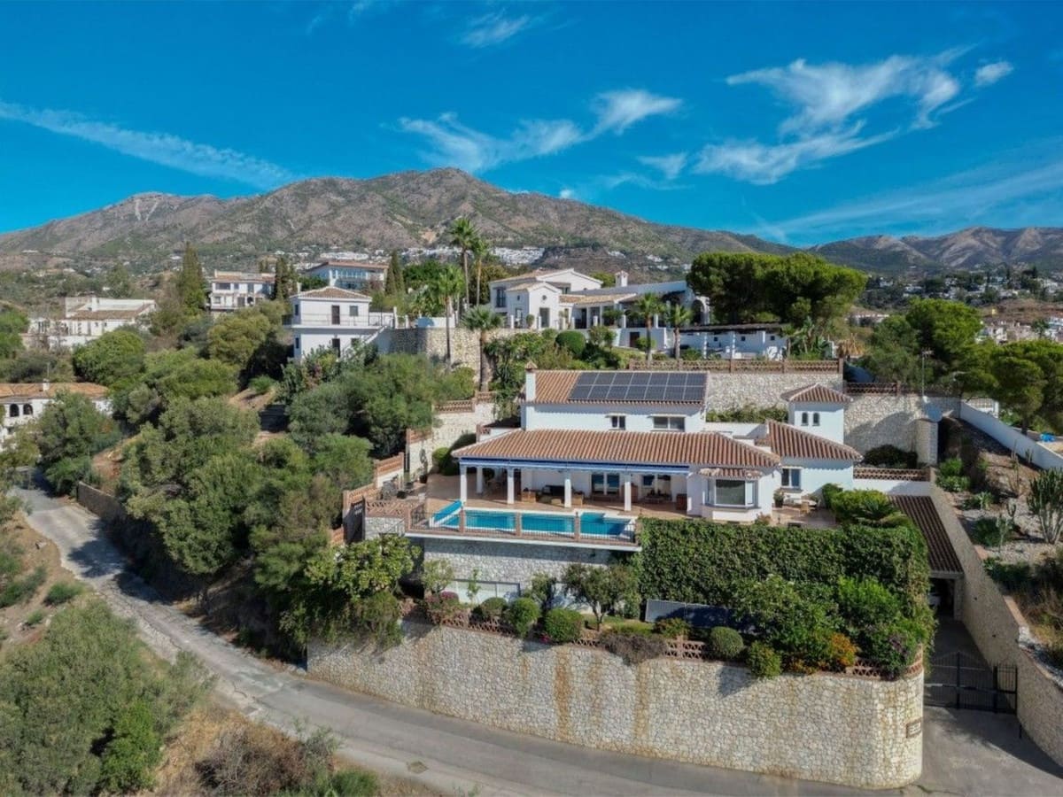 4 bedroom Villa for sale in Mijas with pool garage - € 1,499,000 (Ref: 8594287)
