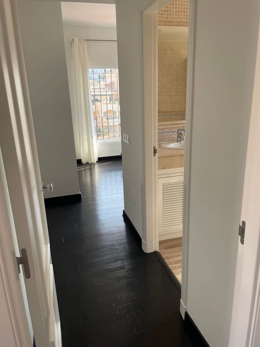 4 sypialnia Apartament na sprzedaż w Elviria z basenem garażem - 1 449 000 € (Ref: 8664513)