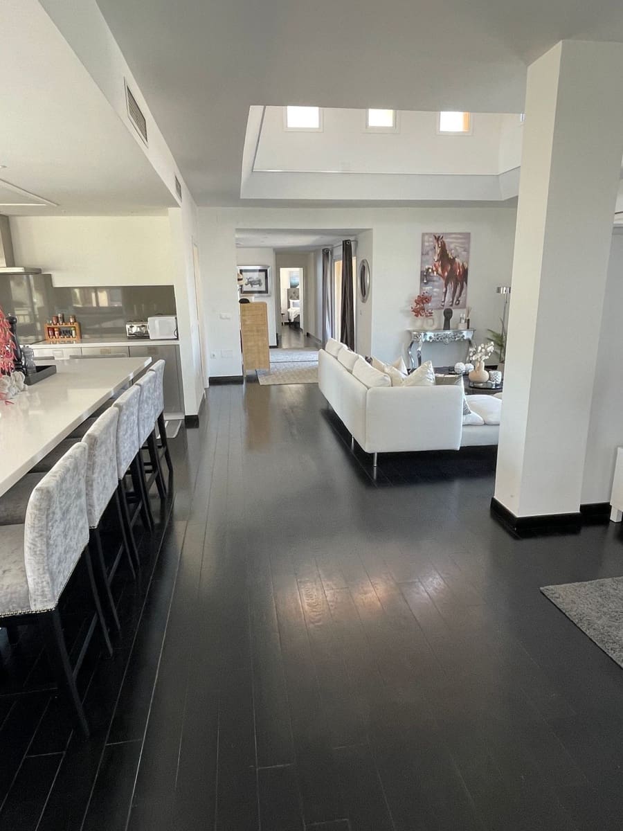 4 sypialnia Apartament na sprzedaż w Elviria z basenem garażem - 1 449 000 € (Ref: 8664513)