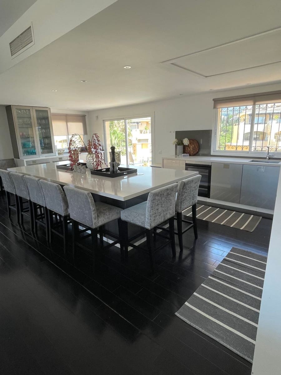 4 sypialnia Apartament na sprzedaż w Elviria z basenem garażem - 1 449 000 € (Ref: 8664513)