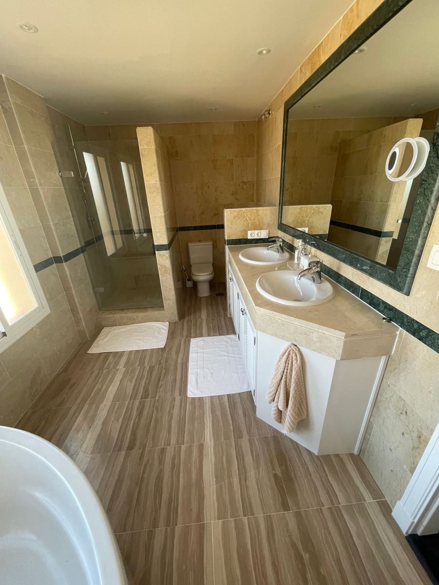 4 sypialnia Apartament na sprzedaż w Elviria z basenem garażem - 1 449 000 € (Ref: 8664513)