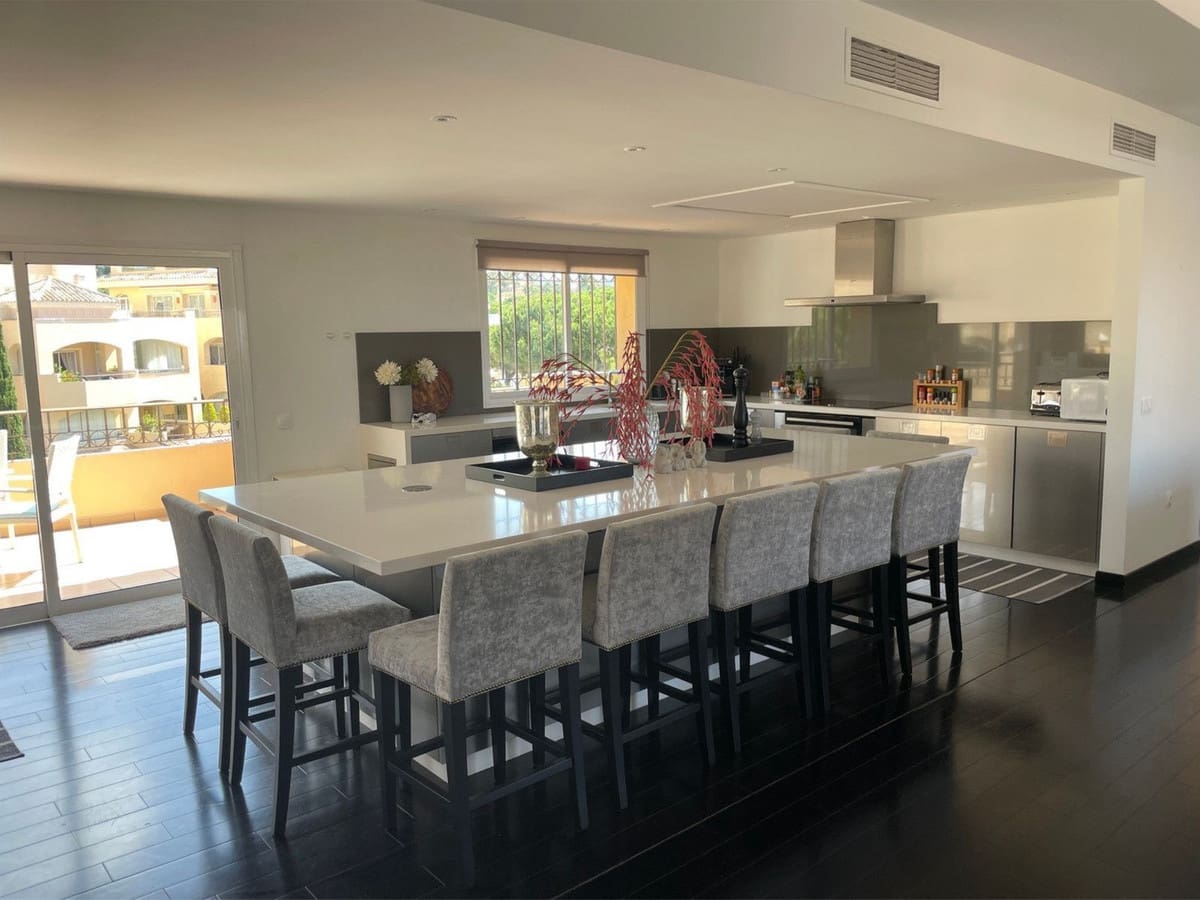 4 sypialnia Apartament na sprzedaż w Elviria z basenem garażem - 1 449 000 € (Ref: 8664513)