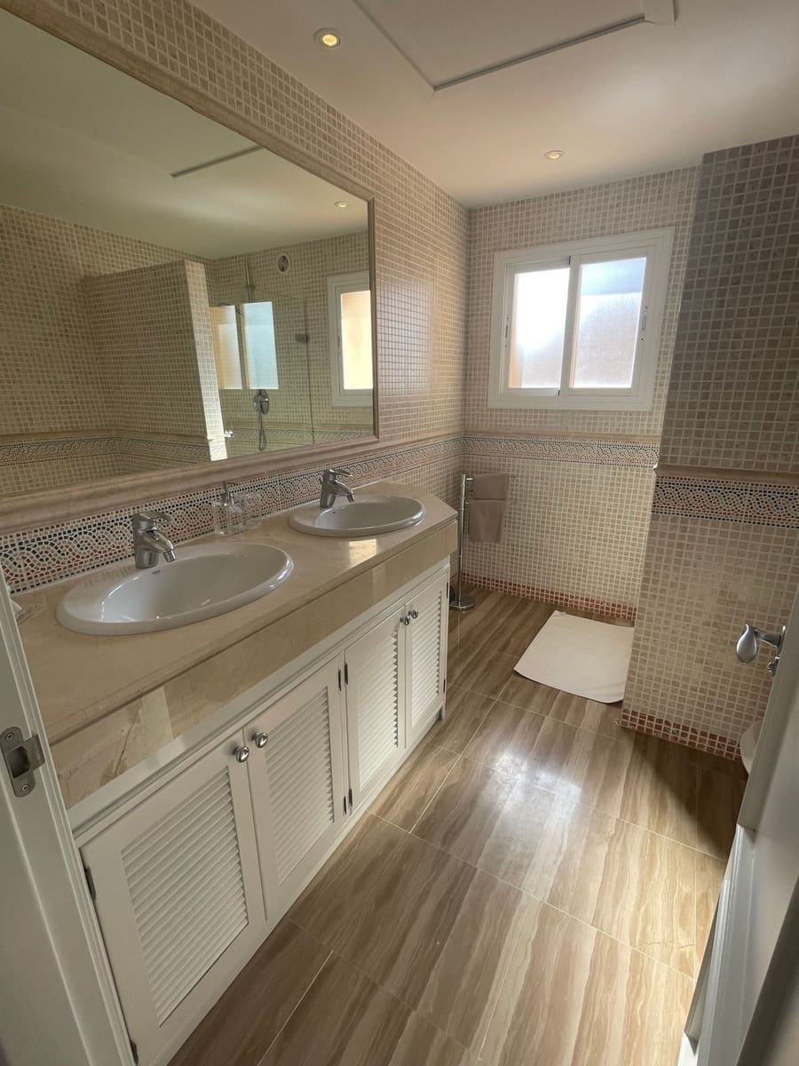 4 sypialnia Apartament na sprzedaż w Elviria z basenem garażem - 1 449 000 € (Ref: 8664513)