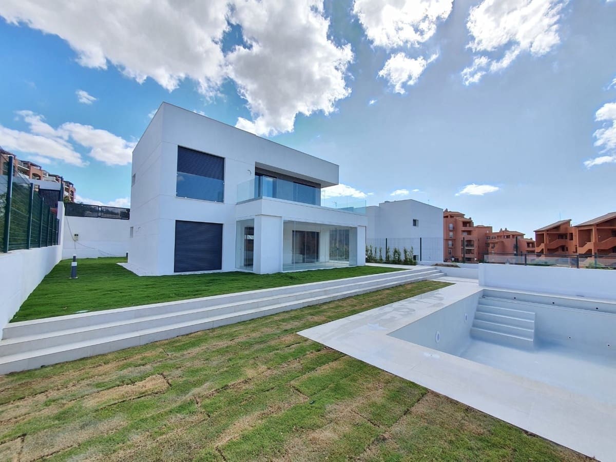 4 soveværelse Villa til salg i La Duquesa / Puerto de la Duquesa med swimmingpool garage - € 730.000 (Ref: 8670890)