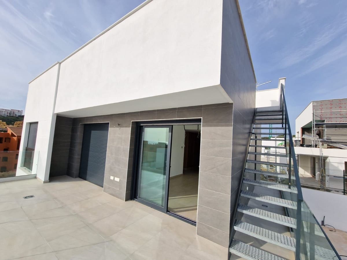 4 makuuhuone Huvila myytävänä paikassa La Duquesa / Puerto de la Duquesa mukana uima-altaan 
autotalli - 730 000 € (Ref: 8670890)