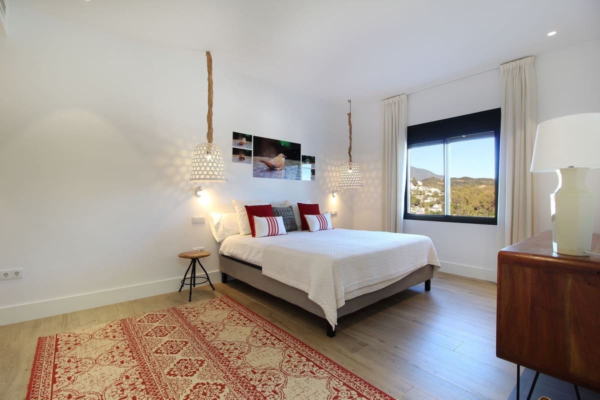 4 sypialnia Penthouse na sprzedaż w Nueva Andalucia z basenem garażem - 2 750 000 € (Ref: 8695877)