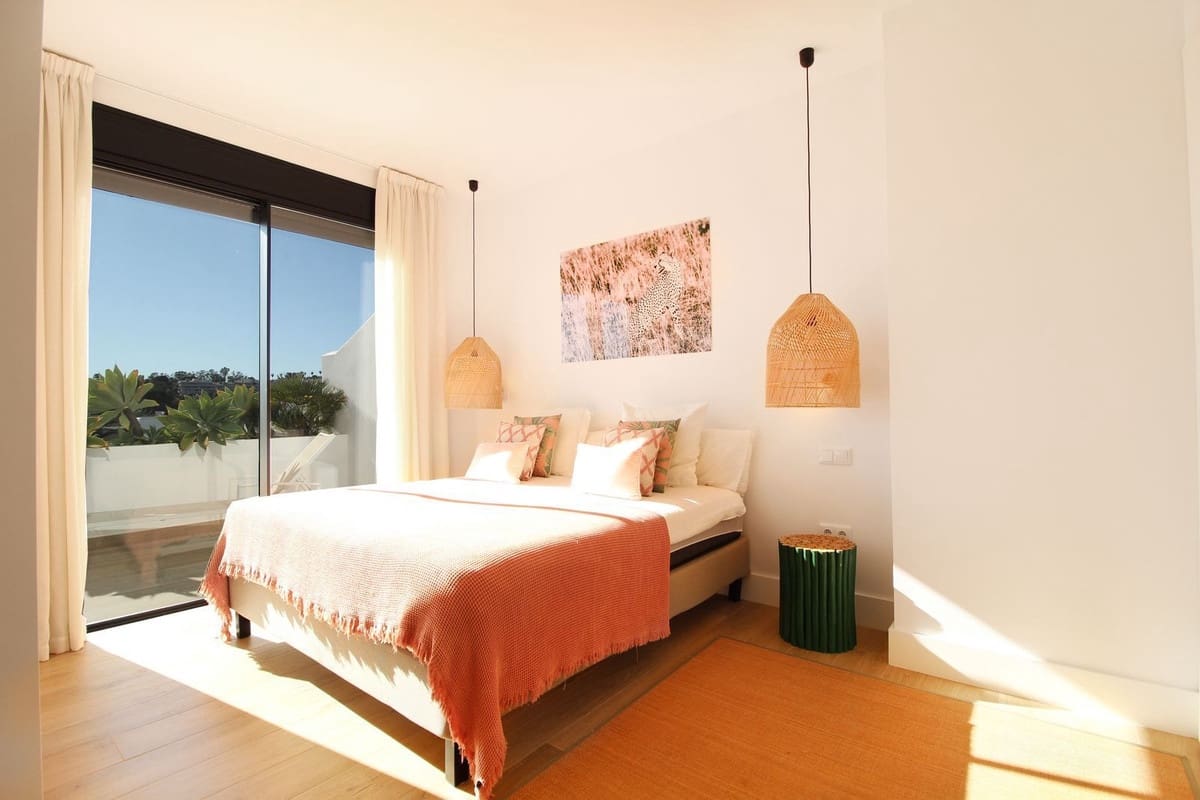 4 sypialnia Penthouse na sprzedaż w Nueva Andalucia z basenem garażem - 2 750 000 € (Ref: 8695877)