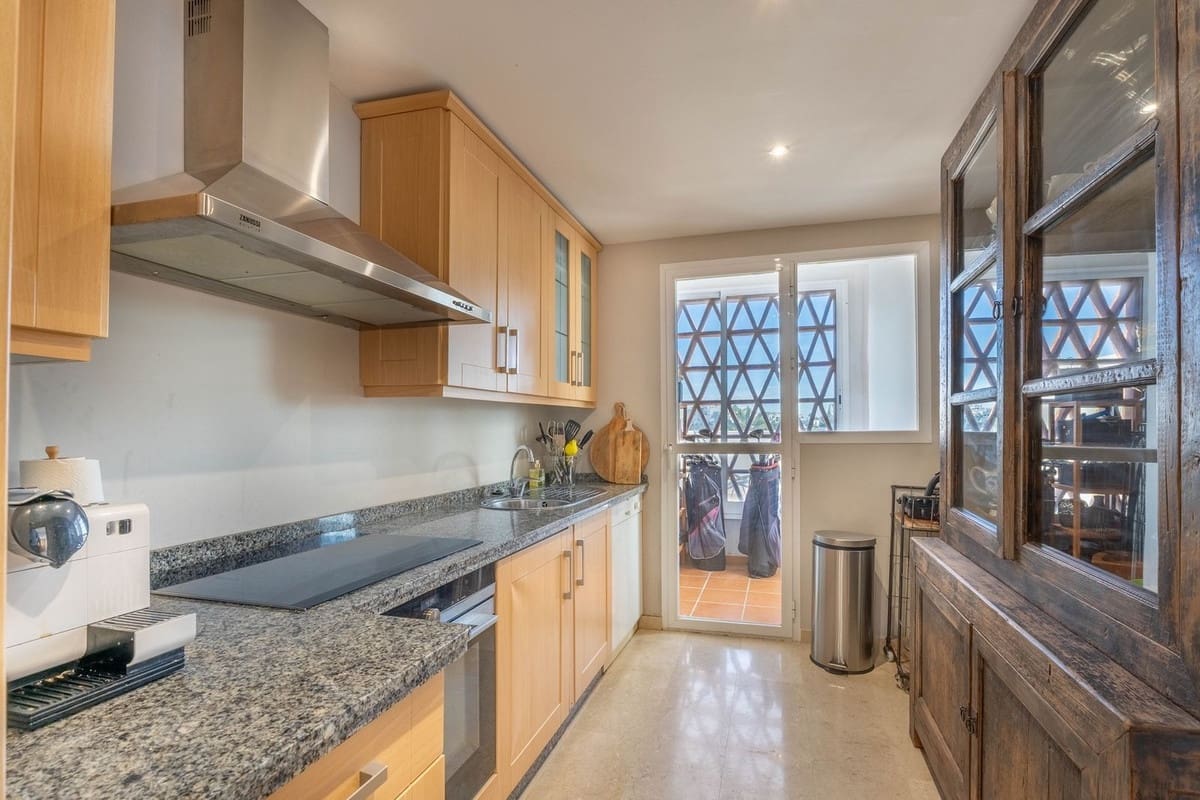 4 soveværelse Lejlighed til salg i New Golden Mile med swimmingpool garage - € 619.000 (Ref: 8725143)