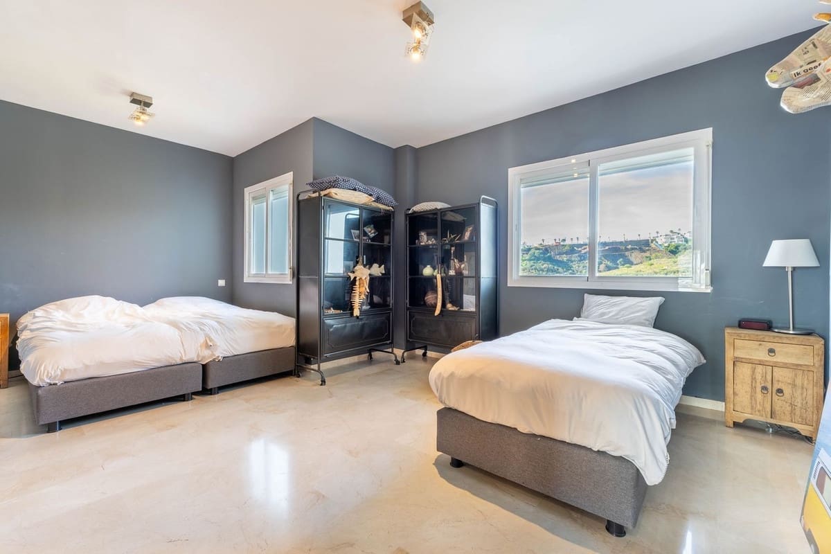 4 soveværelse Lejlighed til salg i New Golden Mile med swimmingpool garage - € 619.000 (Ref: 8725143)