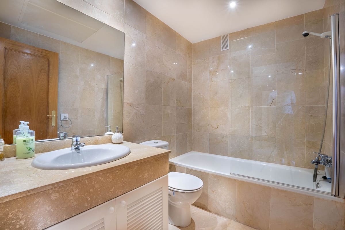 4 soveværelse Lejlighed til salg i New Golden Mile med swimmingpool garage - € 619.000 (Ref: 8725143)