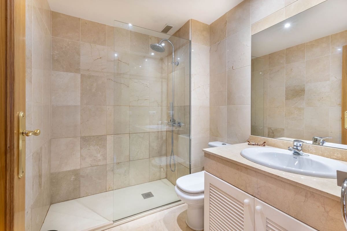 4 soveværelse Lejlighed til salg i New Golden Mile med swimmingpool garage - € 619.000 (Ref: 8725143)