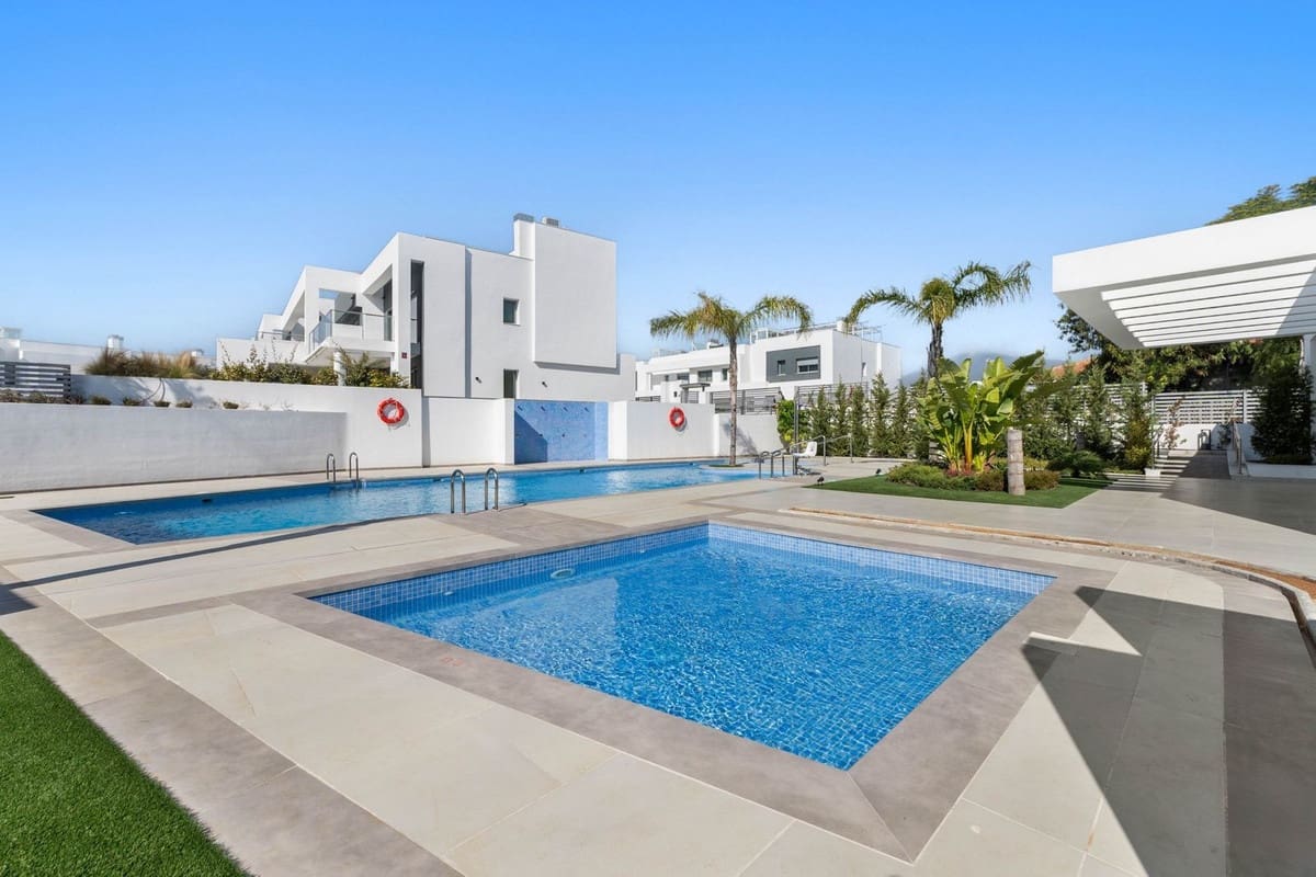 3 soveværelse Semi-Rækkehus til salg i Guadalmina med swimmingpool garage - € 1.295.000 (Ref: 8850110)