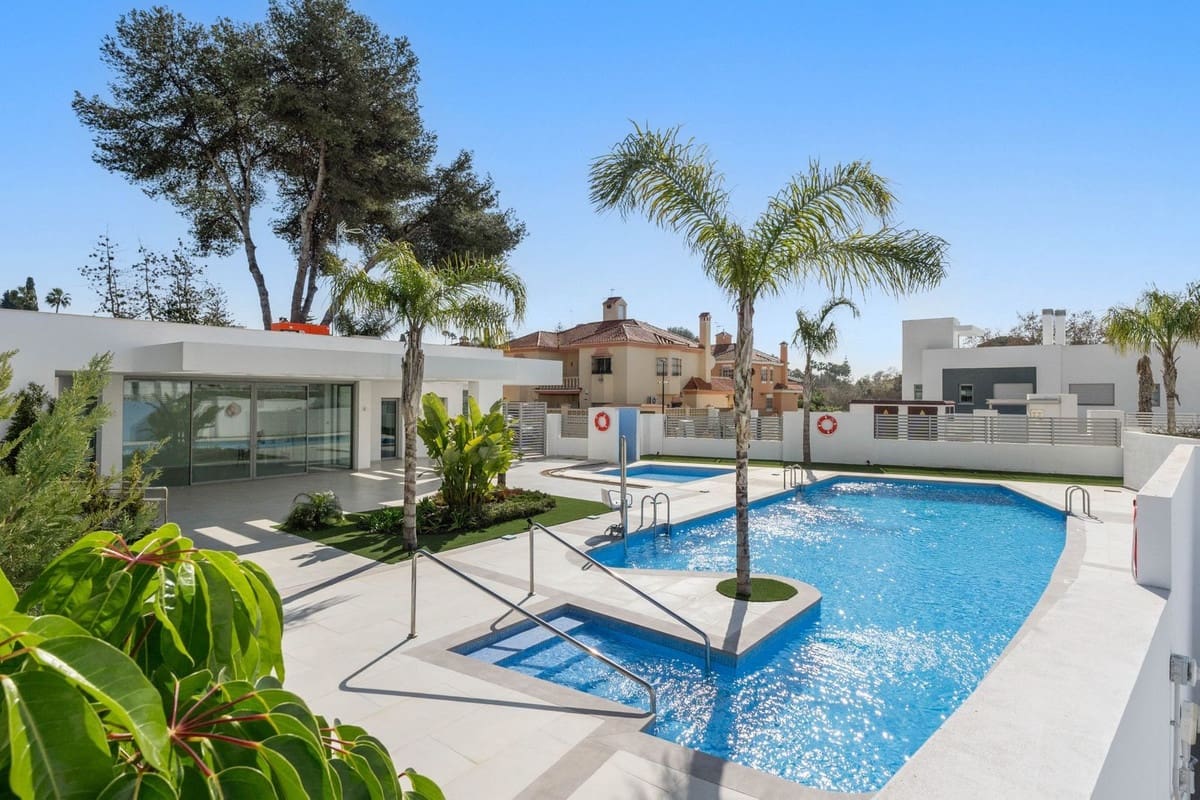 3 soveværelse Semi-Rækkehus til salg i Guadalmina med swimmingpool garage - € 1.295.000 (Ref: 8850110)