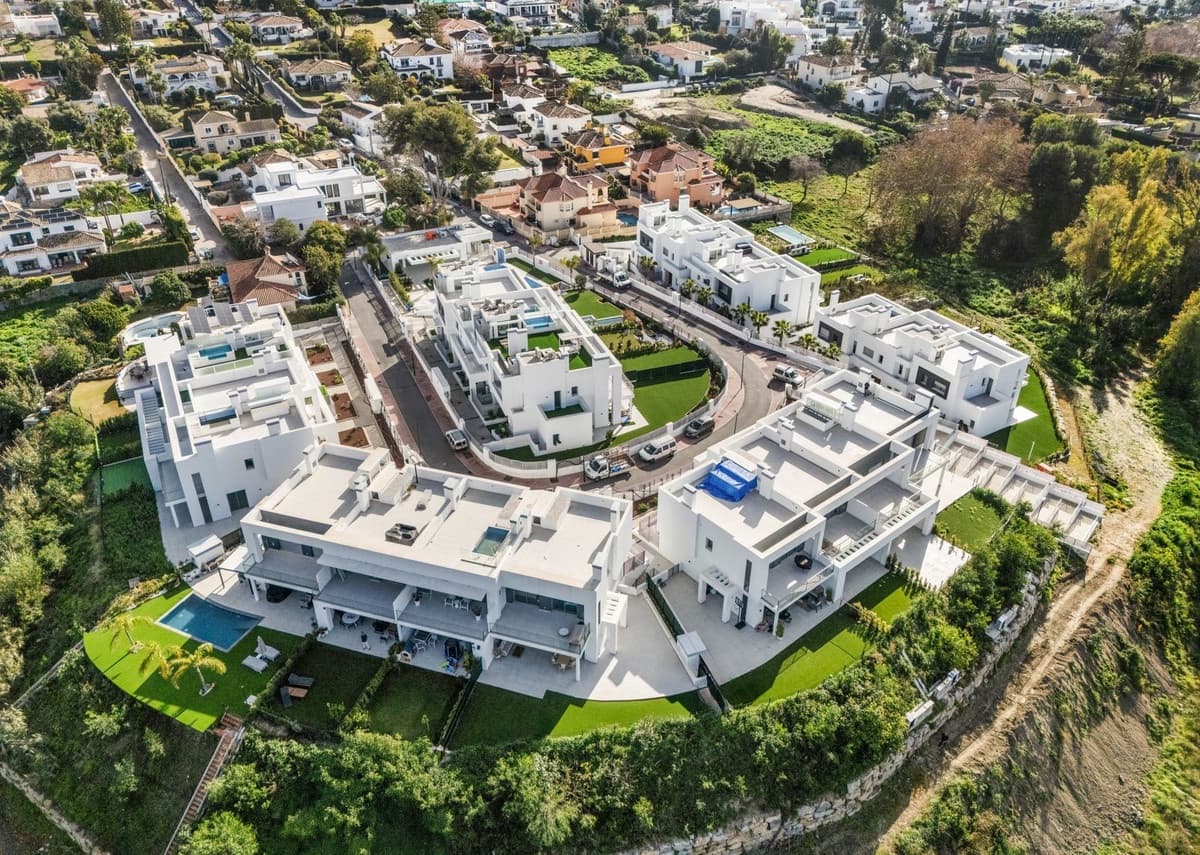 3 soveværelse Semi-Rækkehus til salg i Guadalmina med swimmingpool garage - € 1.295.000 (Ref: 8850110)