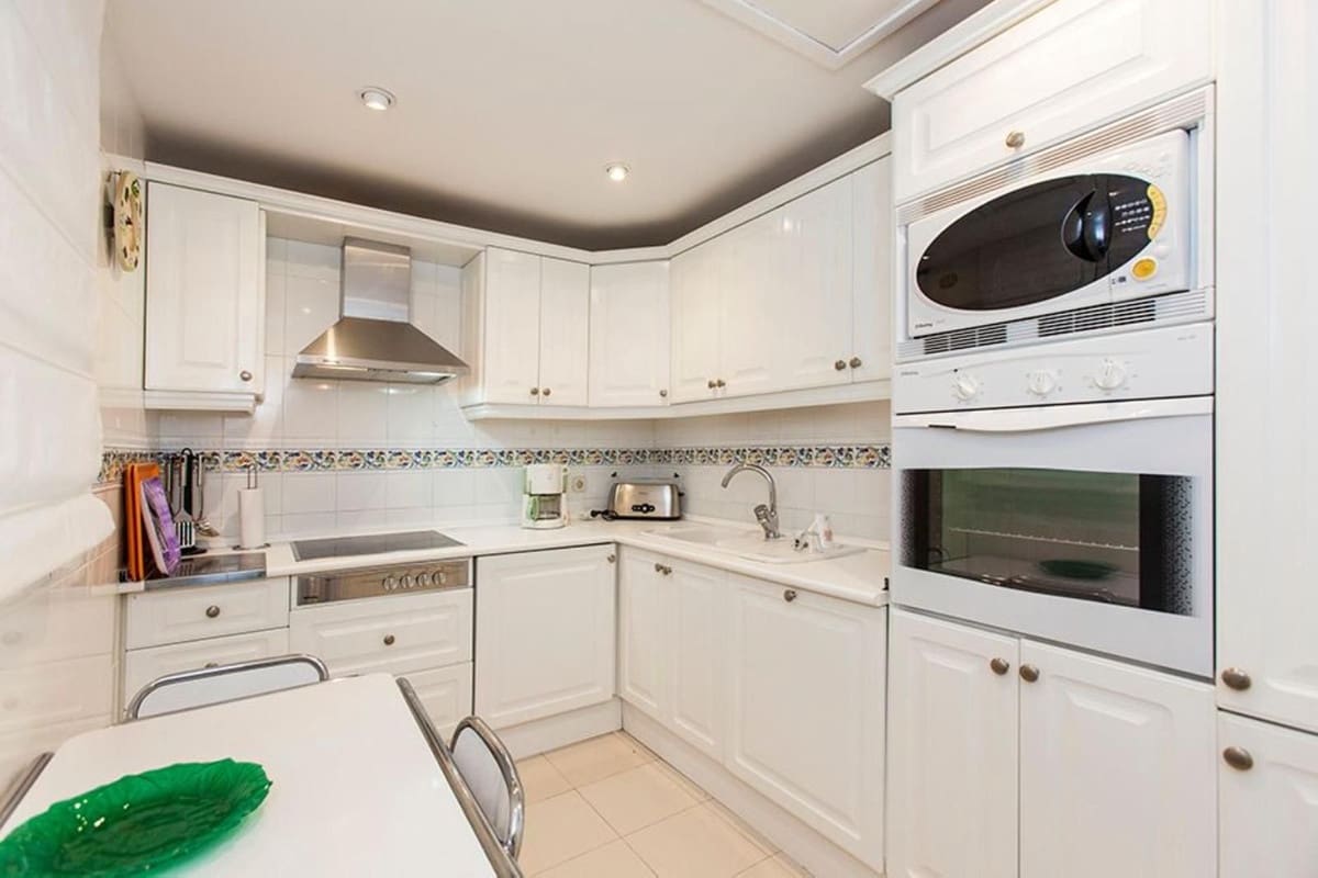 2 sypialnia Apartament na sprzedaż w Elviria z basenem garażem - 650 000 € (Ref: 8863091)