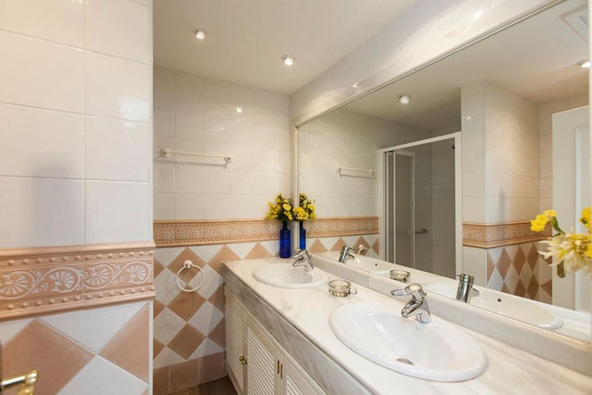 2 sypialnia Apartament na sprzedaż w Elviria z basenem garażem - 650 000 € (Ref: 8863091)