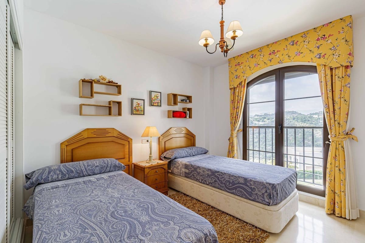 3 sypialnia Apartament na sprzedaż w Los Arqueros z basenem garażem - 649 000 € (Ref: 8920202)