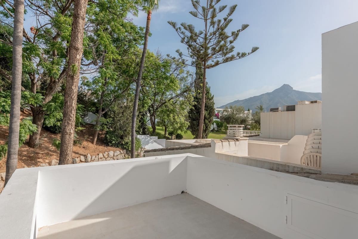 3 soveværelse Byhus til salg i Nueva Andalucia med swimmingpool garage - € 775.000 (Ref: 8945620)
