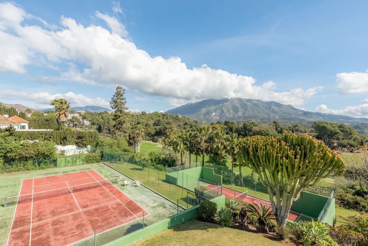 3 soveværelse Byhus til salg i Nueva Andalucia med swimmingpool garage - € 775.000 (Ref: 8945620)