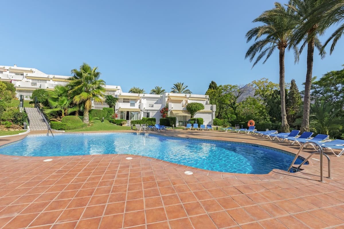 3 soveværelse Byhus til salg i Nueva Andalucia med swimmingpool garage - € 775.000 (Ref: 8945620)
