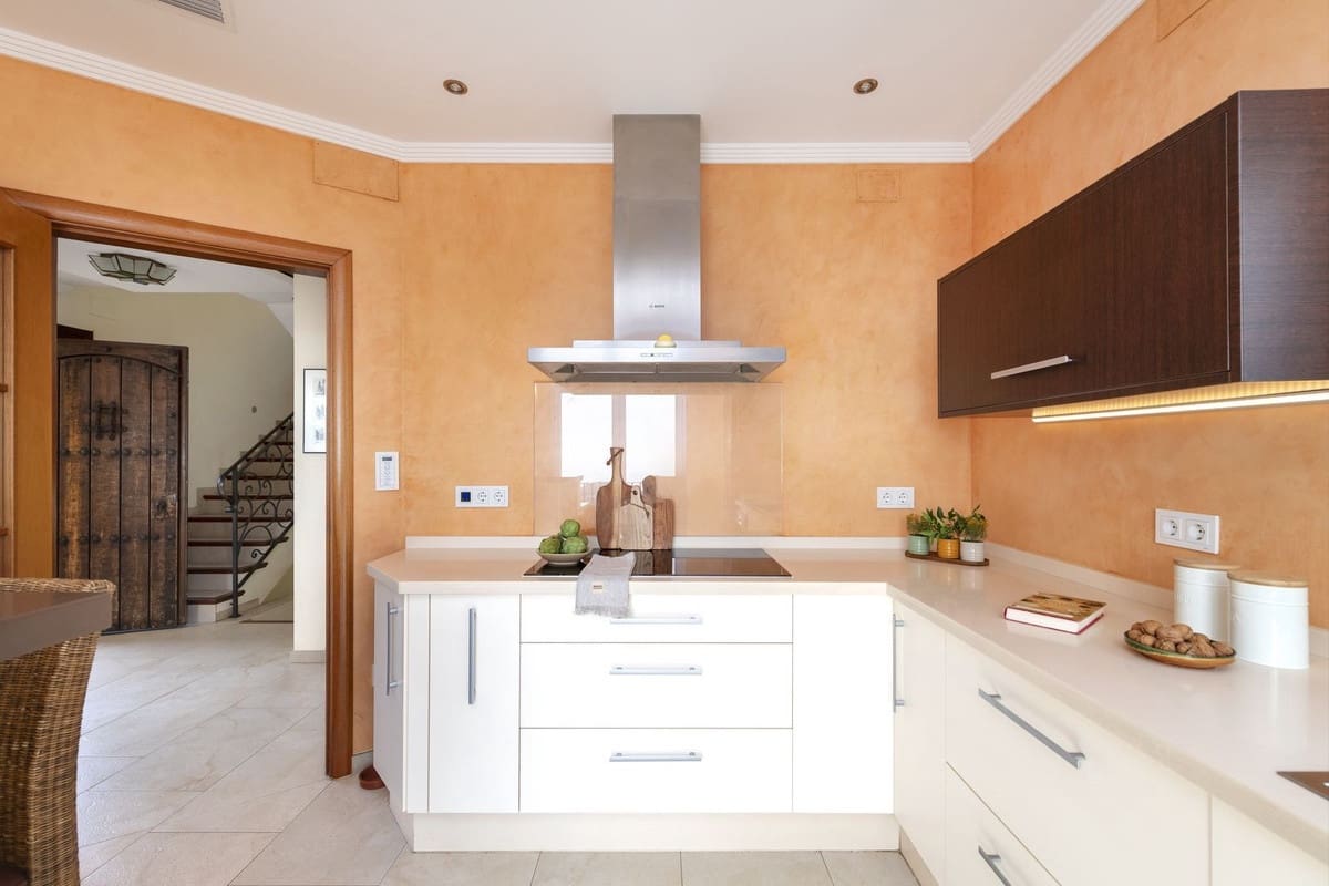 4 soverom Villa til salgs i Benalmadena med svømmebasseng garasje - € 1 090 000 (Ref: 8981878)