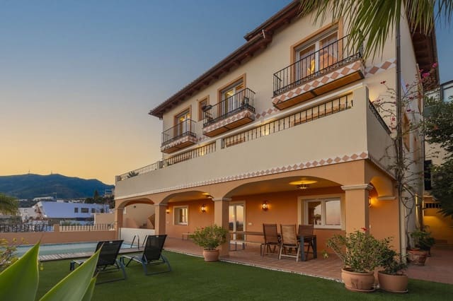 4 soveværelse Villa til salg i Benalmádena med swimmingpool garage - € 1.090.000 (Ref: 8981878)
