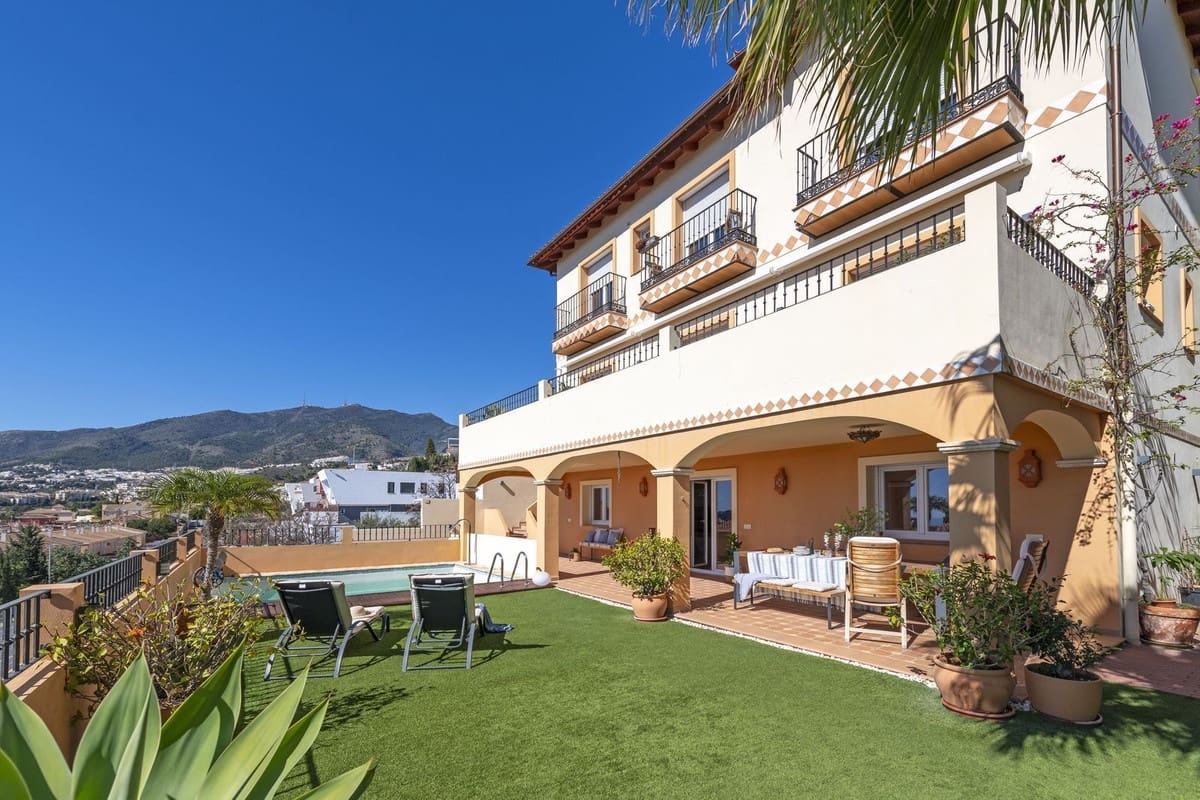 4 soverom Villa til salgs i Benalmadena med svømmebasseng garasje - € 1 090 000 (Ref: 8981878)