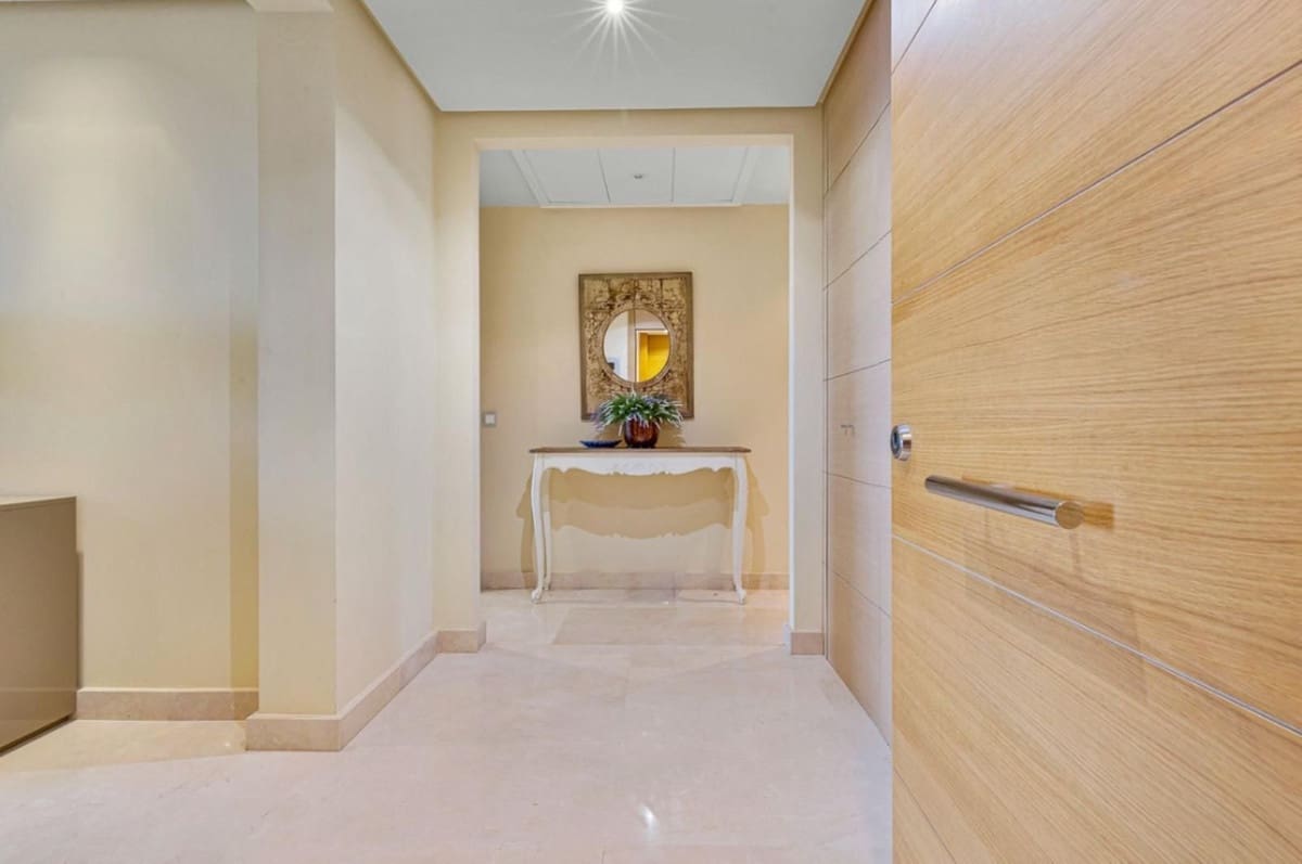 2 soverom Leilighet til salgs i La Quinta med svømmebasseng garasje - € 780 000 (Ref: 8983557)