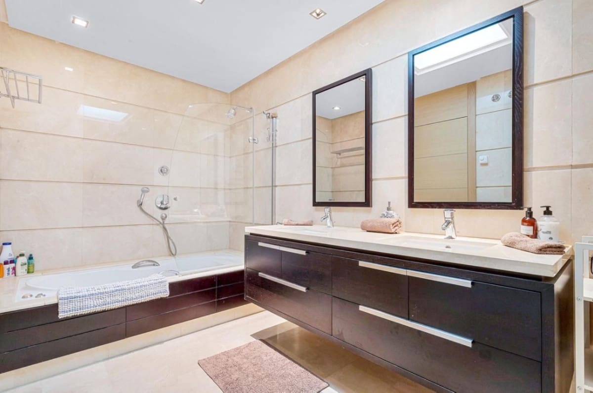 2 soverom Leilighet til salgs i La Quinta med svømmebasseng garasje - € 780 000 (Ref: 8983557)