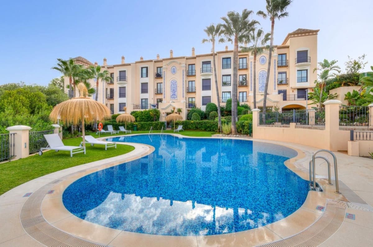 2 soverom Leilighet til salgs i La Quinta med svømmebasseng garasje - € 780 000 (Ref: 8983557)