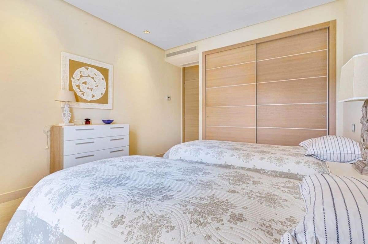 2 soverom Leilighet til salgs i La Quinta med svømmebasseng garasje - € 780 000 (Ref: 8983557)