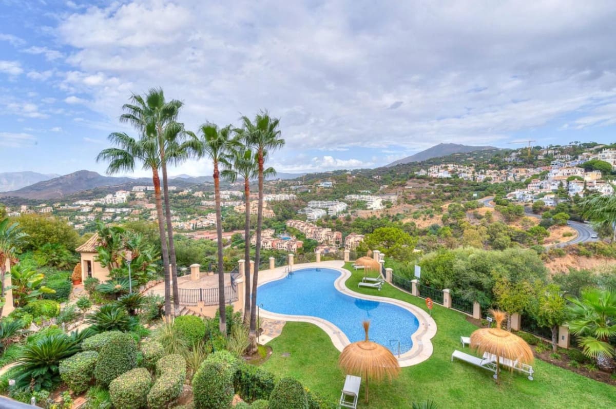 2 soverom Leilighet til salgs i La Quinta med svømmebasseng garasje - € 780 000 (Ref: 8983557)