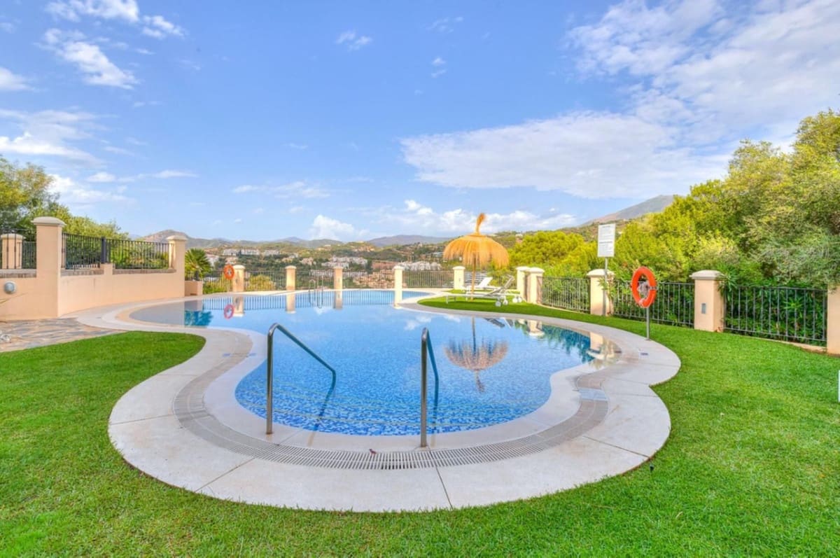 2 soverom Leilighet til salgs i La Quinta med svømmebasseng garasje - € 780 000 (Ref: 8983557)