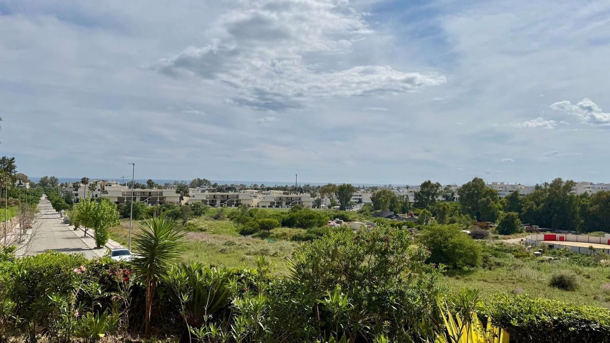 2 bedroom Apartment for sale in Nueva Andalucia with pool garage - € 585,000 (Ref: 9000412)