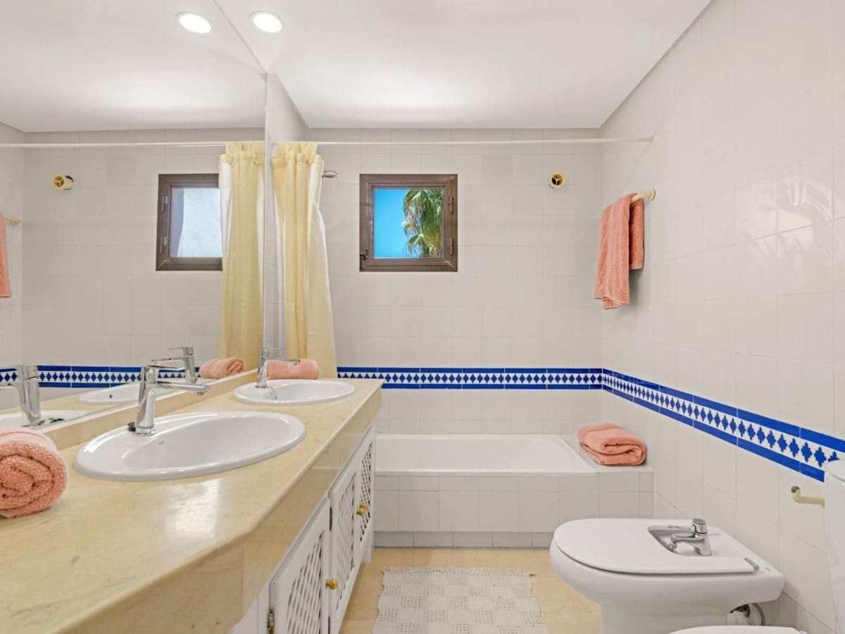 3 soveværelse Lejlighed til salg i Los Arqueros med swimmingpool - € 595.000 (Ref: 9015598)