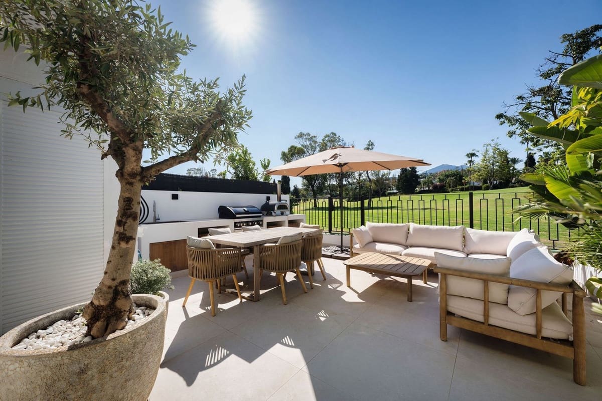 3 soveværelse Byhus til salg i Nueva Andalucia med swimmingpool - € 895.000 (Ref: 9061861)