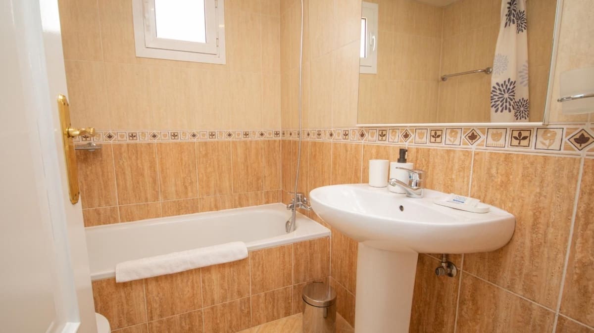 2 soverom Leilighet til salgs i La Duquesa / Puerto de la Duquesa med svømmebasseng garasje - € 209 000 (Ref: 9097628)