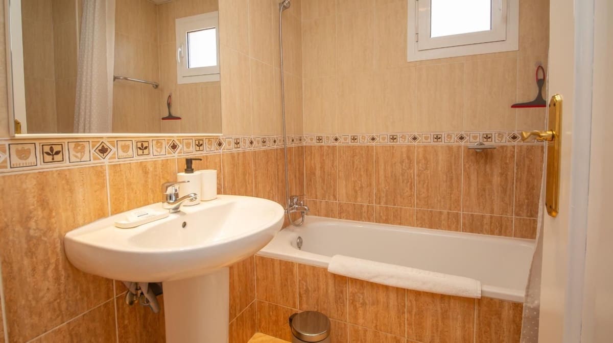 2 soverom Leilighet til salgs i La Duquesa / Puerto de la Duquesa med svømmebasseng garasje - € 209 000 (Ref: 9097628)