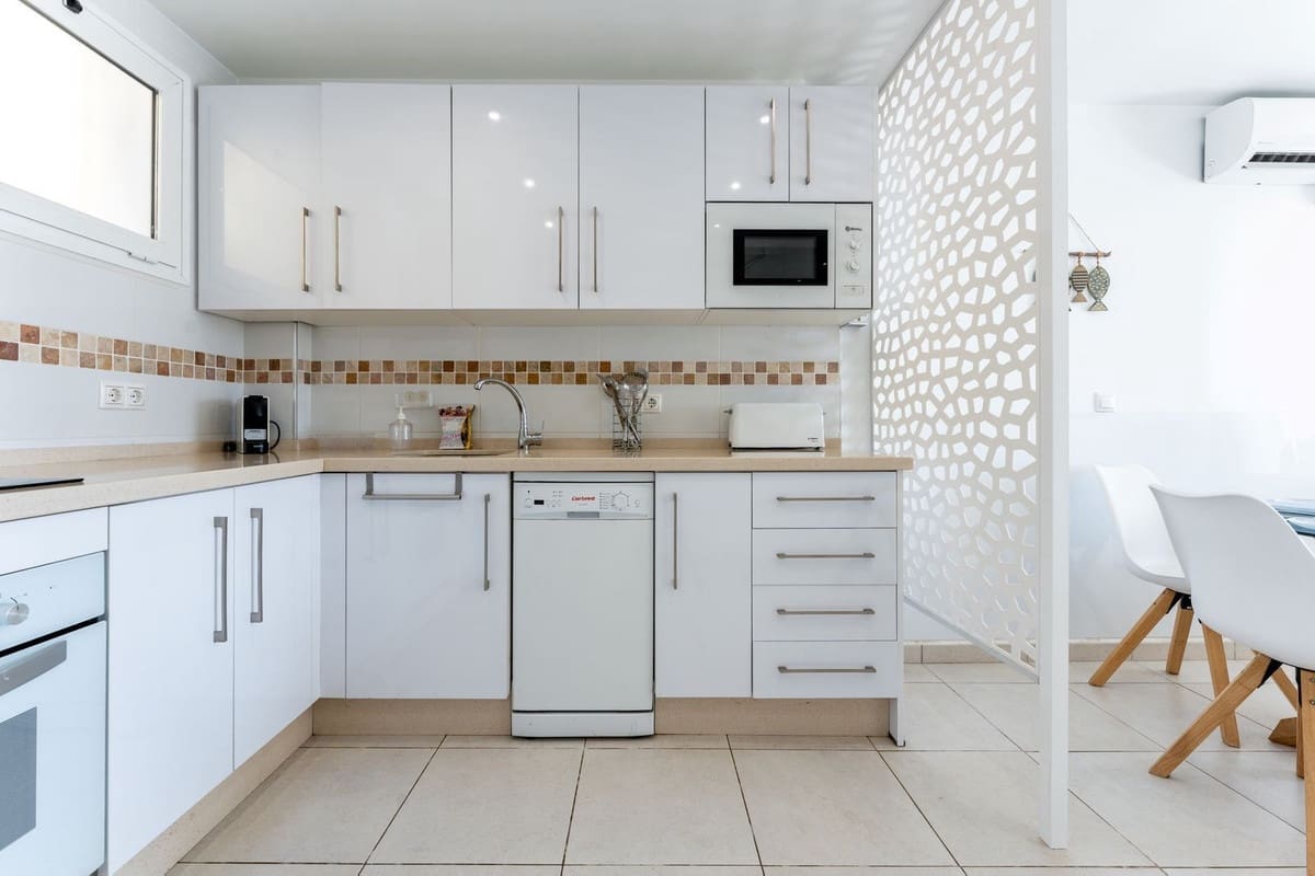 2 bedroom Apartment for sale in Calahonda with pool - € 580,000 (Ref: 9099786)