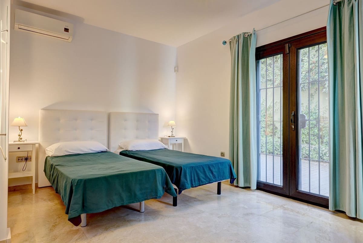 5 soveværelse Villa til salg i El Rosario med swimmingpool garage - € 1.750.000 (Ref: 9107996)