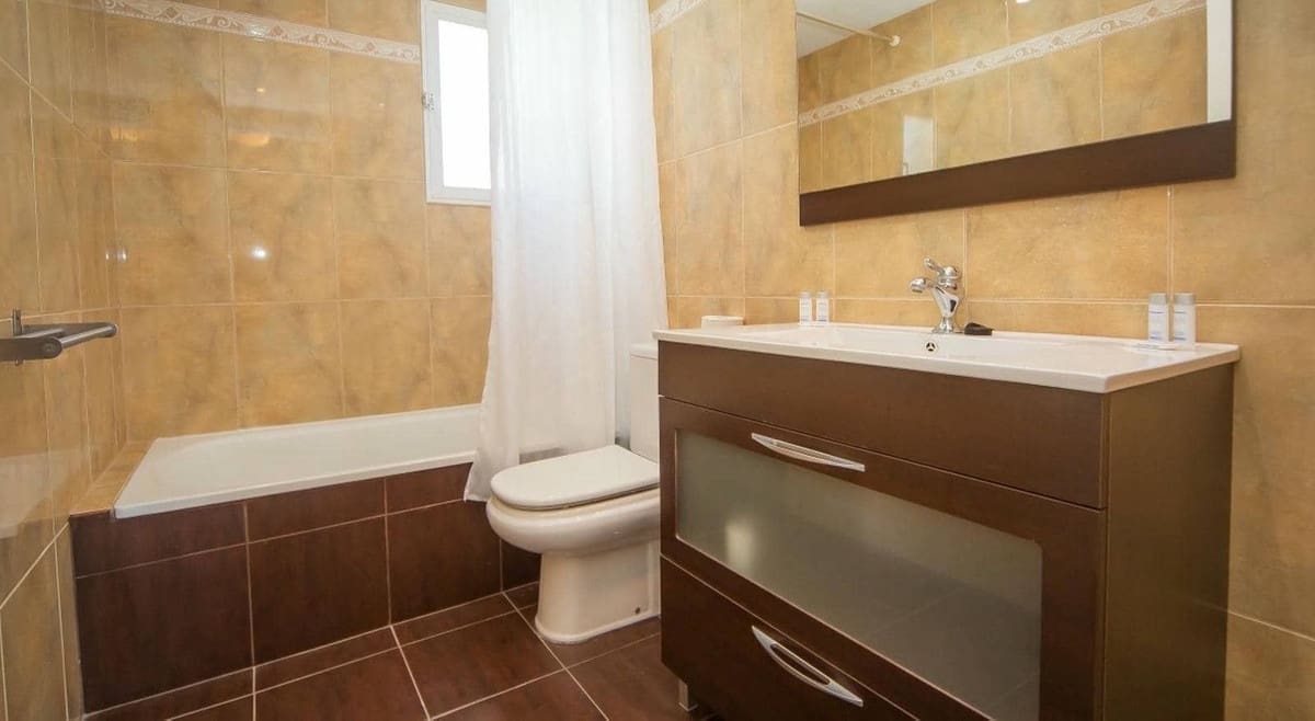 3 sypialnia Dom na sprzedaż w La Duquesa / Puerto de la Duquesa z basenem garażem - 425 000 € (Ref: 9126054)