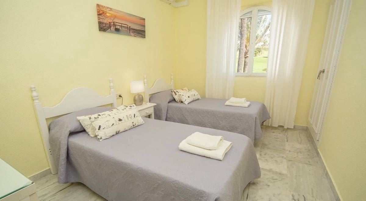 3 sypialnia Dom na sprzedaż w La Duquesa / Puerto de la Duquesa z basenem garażem - 425 000 € (Ref: 9126054)