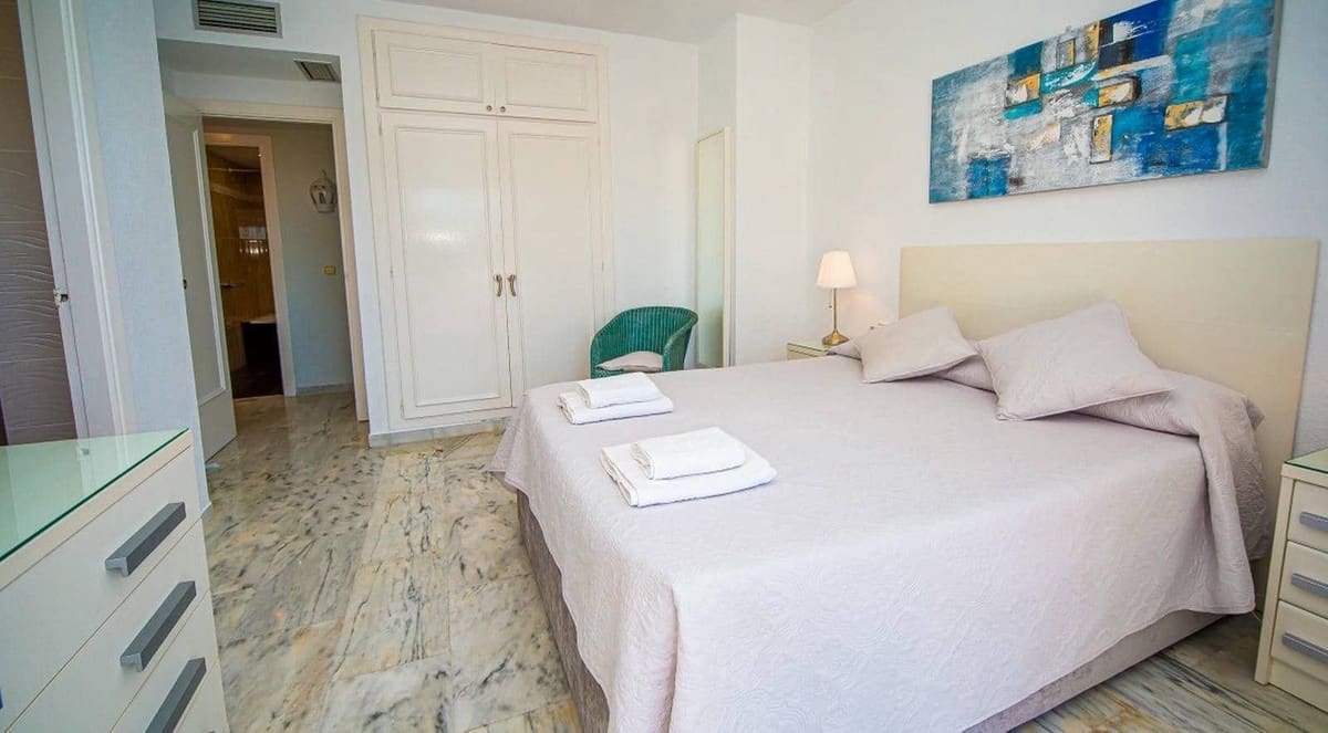 3 sypialnia Dom na sprzedaż w La Duquesa / Puerto de la Duquesa z basenem garażem - 425 000 € (Ref: 9126054)