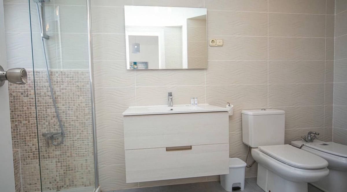 3 sypialnia Dom na sprzedaż w La Duquesa / Puerto de la Duquesa z basenem garażem - 425 000 € (Ref: 9126054)