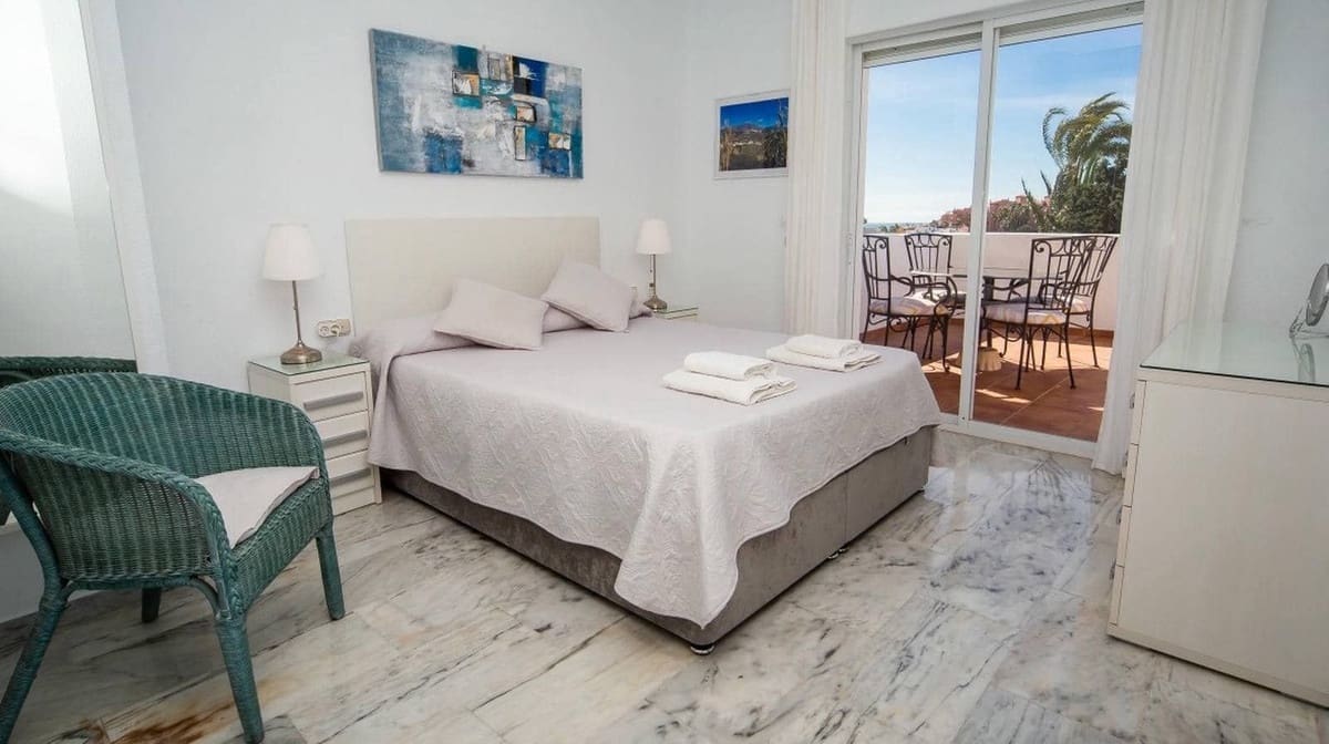 3 sypialnia Dom na sprzedaż w La Duquesa / Puerto de la Duquesa z basenem garażem - 425 000 € (Ref: 9126054)