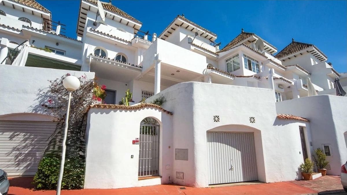 3 sypialnia Dom na sprzedaż w La Duquesa / Puerto de la Duquesa z basenem garażem - 425 000 € (Ref: 9126054)