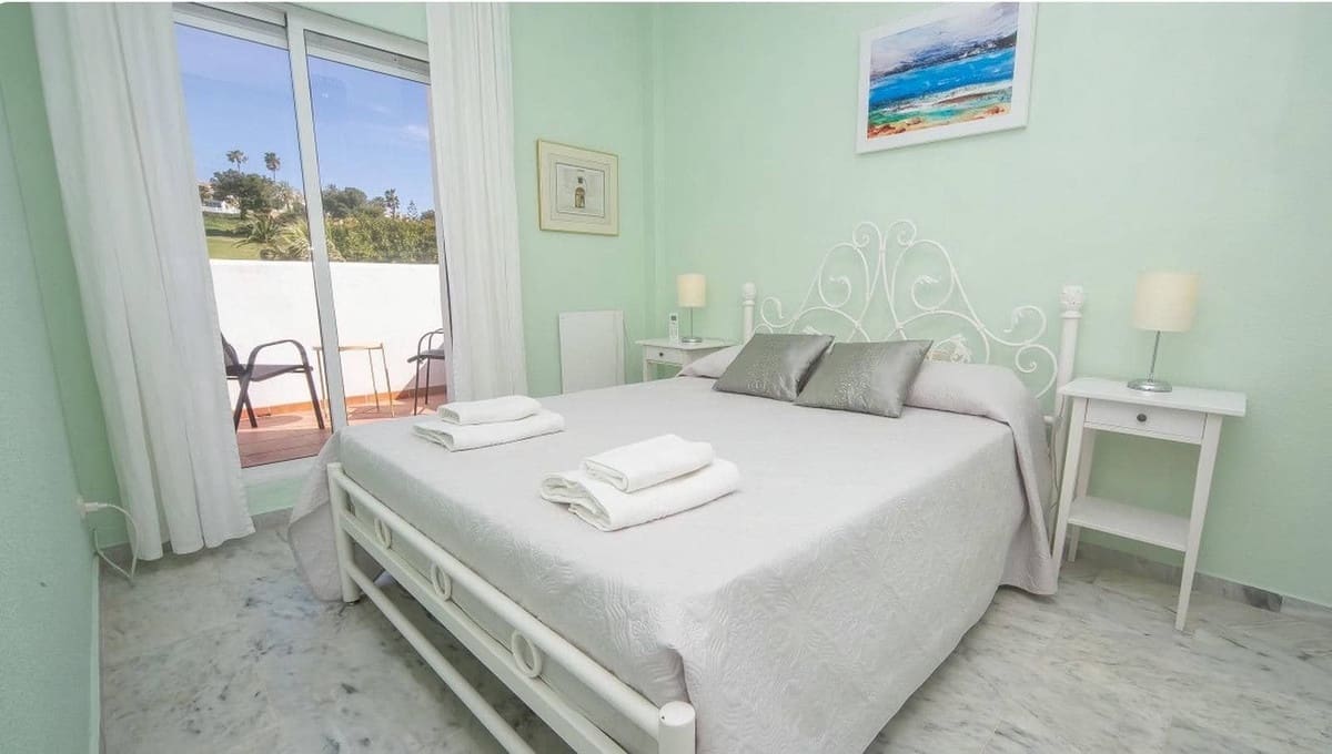 3 sypialnia Dom na sprzedaż w La Duquesa / Puerto de la Duquesa z basenem garażem - 425 000 € (Ref: 9126054)