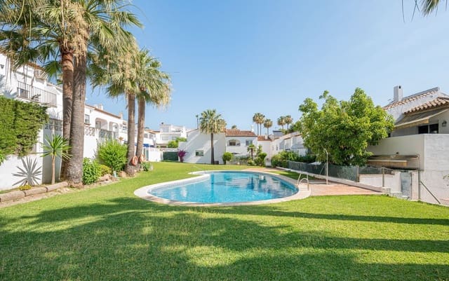 4 soveværelse Semi-Rækkehus til salg i Estepona med swimmingpool garage - € 550.000 (Ref: 9126274)