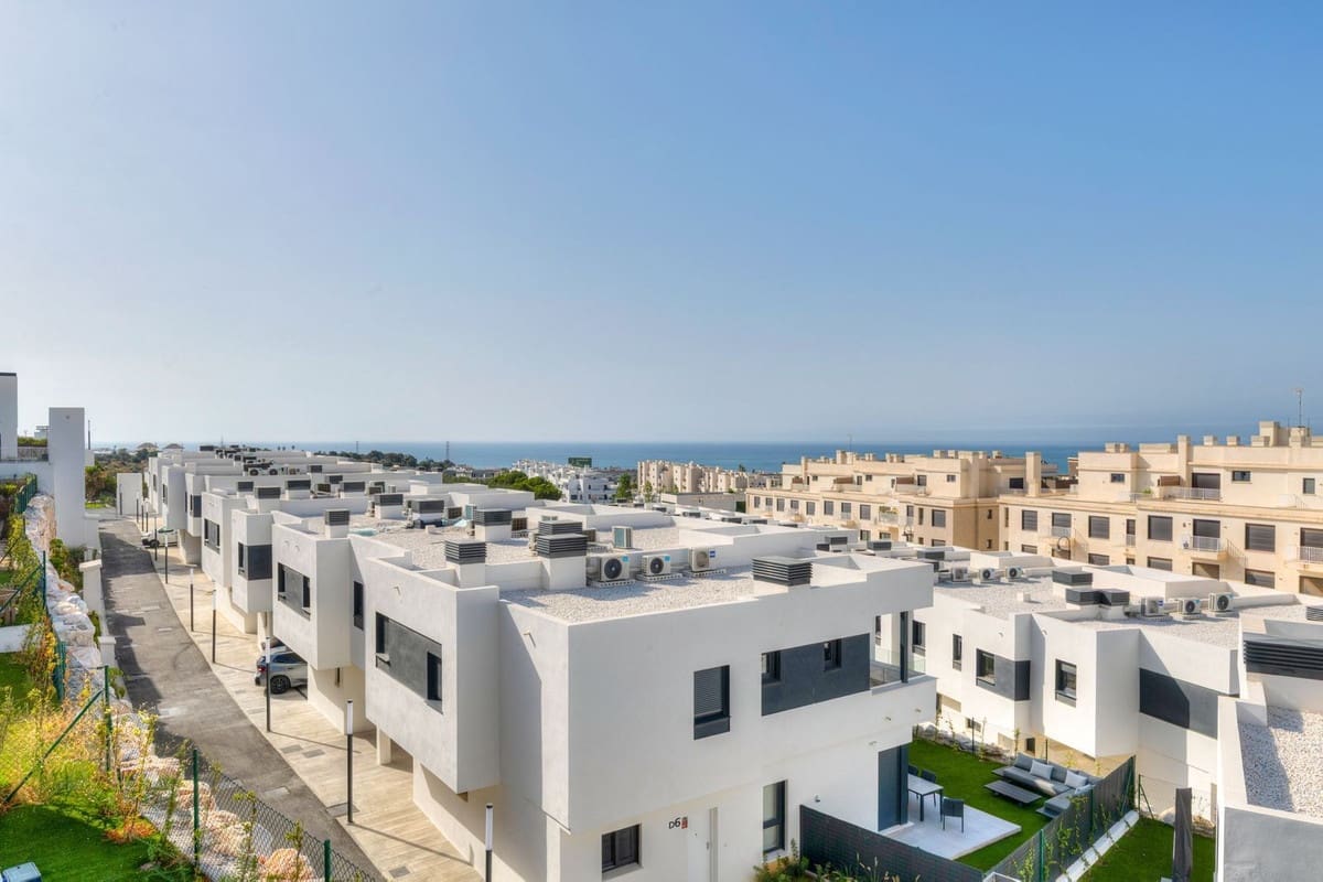 3 soveværelse Semi-Rækkehus til salg i La Cala de Mijas med swimmingpool garage - € 698.000 (Ref: 9133195)