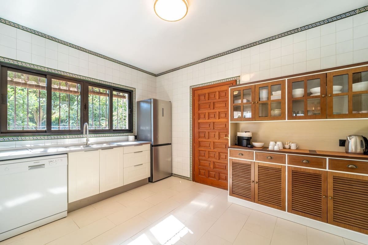 4 soveværelse Villa til salg i El Paraiso med swimmingpool garage - € 1.950.000 (Ref: 9137644)